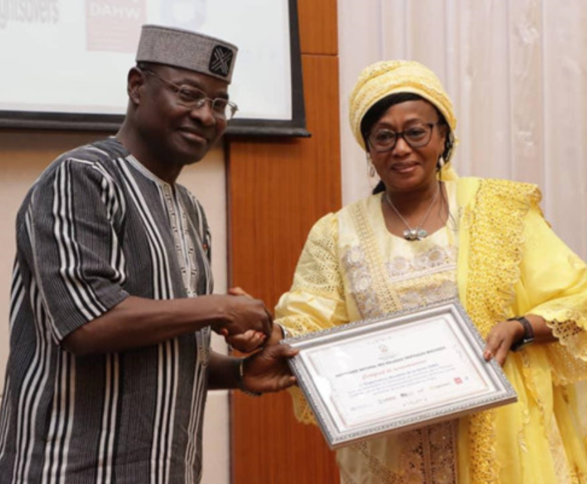 Le ministre de la santé recevant le prix du Togo pour avoir éradiqué 4 maladies tropicales