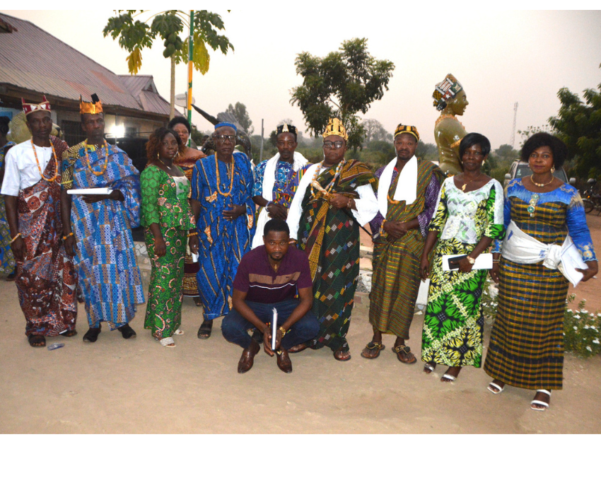 Le chef Togbui SAKA Victor 1er (4ème delà droite vers la gauche) pose en photo de famille avec le nouveau bureau.