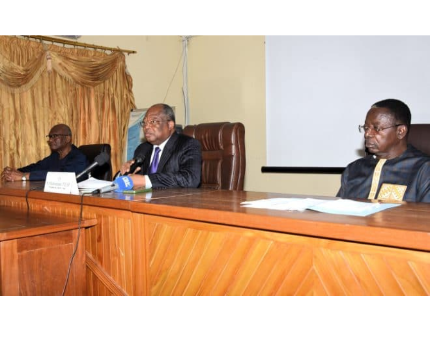 La table d'honneur (Le Président TELOU au milieu)